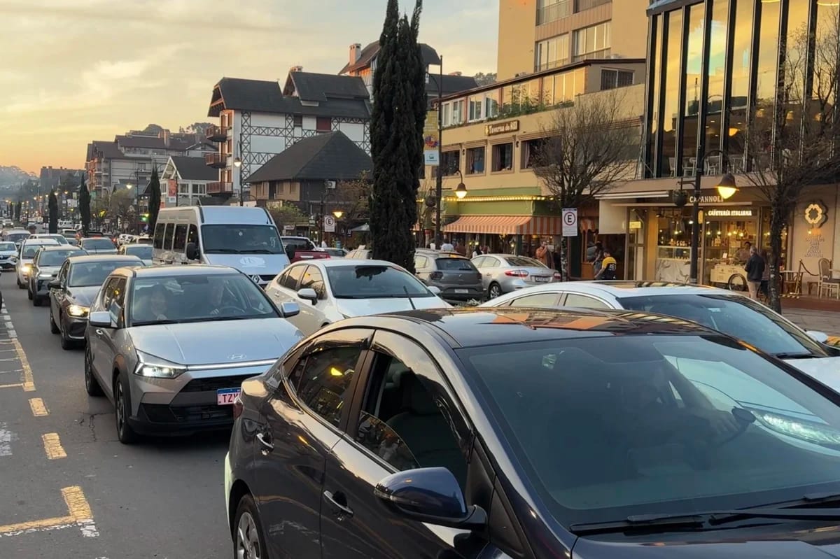 Gramado tem 33,6 mil veículos e usa câmeras e ônibus para driblar trânsito