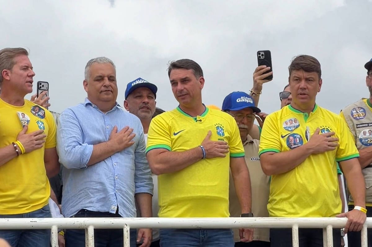 Flávio Bolsonaro faz carreata em Arapiraca (AL) e promete trem para ligar capitais do Nordeste