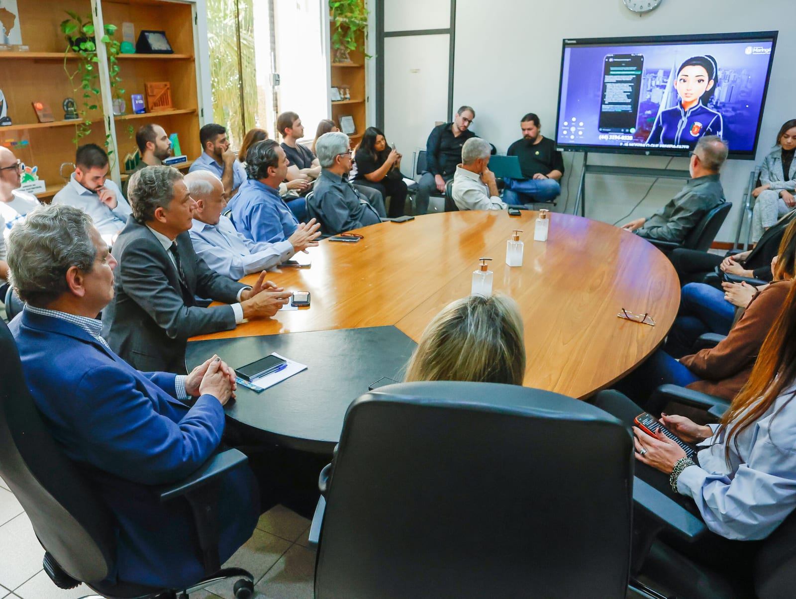 Prefeitura de Maringá lança ‘Mari’, assistente por WhatsApp para 369 serviços