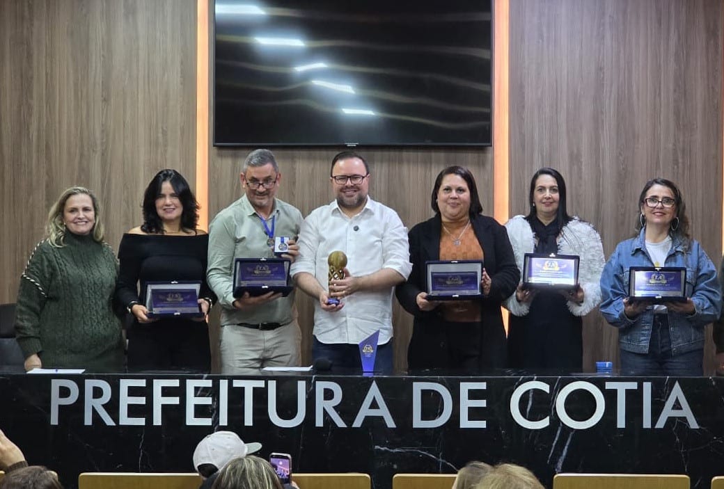 Prefeito de Cotia homenageia diretores das 5 escolas com melhores IDEB