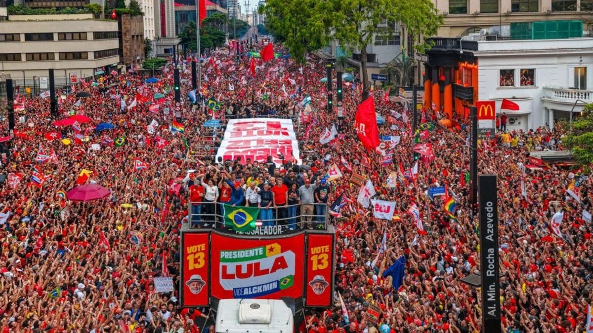 Ato de Lula ocupa 14 quarteirões da avenida Paulista