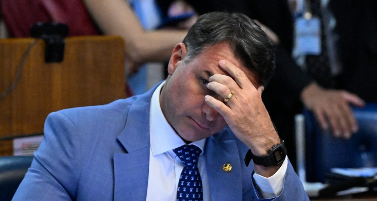 Sem Flávio Bolsonaro, debate presidencial terá púlpito vazio no próximo domingo
