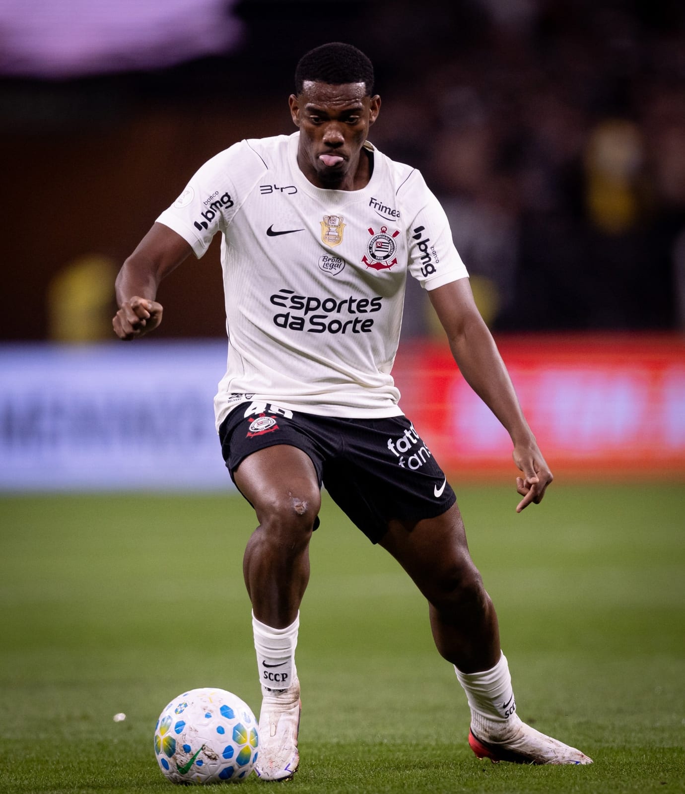 Corinthians acelera negociações com Forest e vive dias decisivos