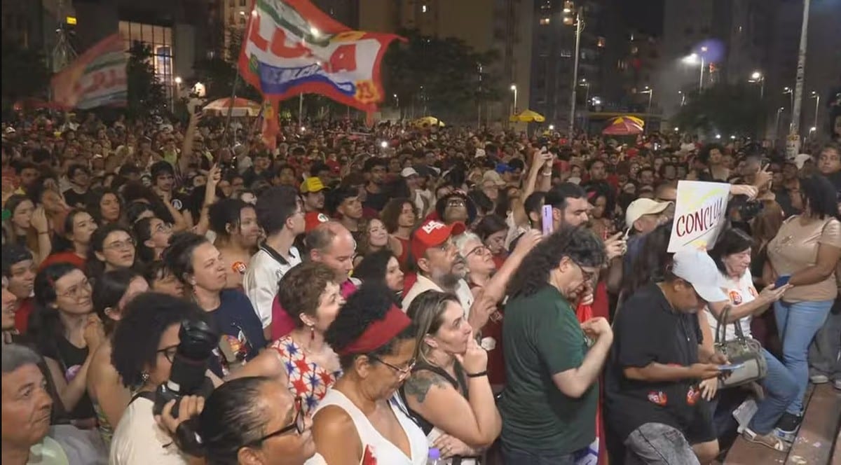Apoiadores de Lula e Flávio Bolsonaro trocam xingamentos durante ato em São Paulo