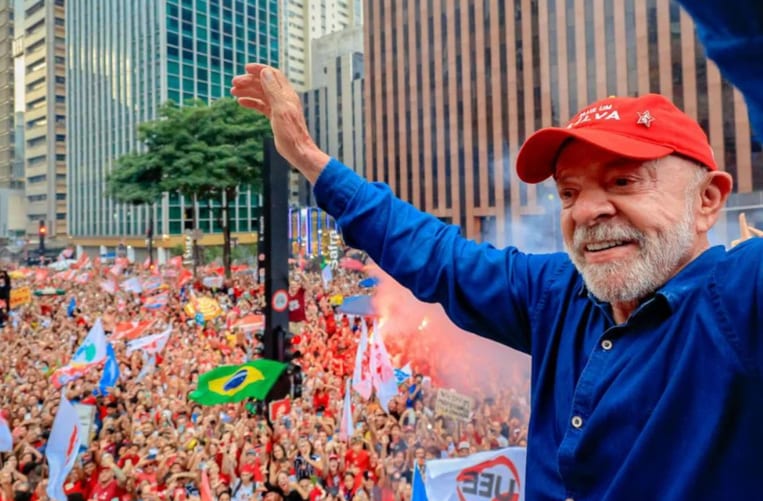 Lula vira o jogo e é reeleito para o 4º mandato