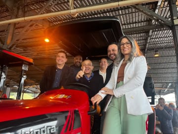 Parobé recebe três tratores agrícolas de 80 cv