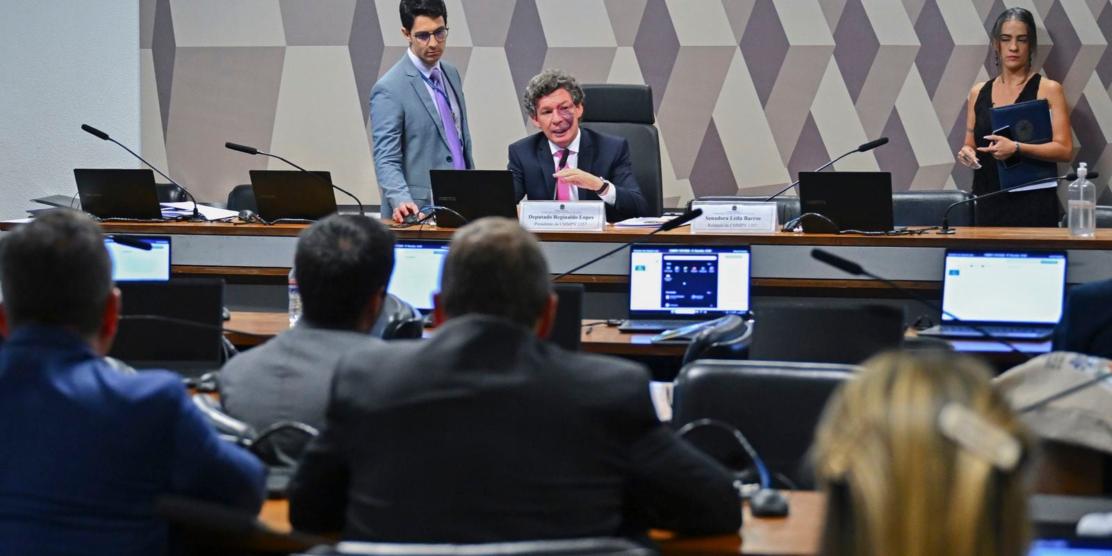 Comissão adia análise da MP que elimina taxa de importação para pequenas compras
