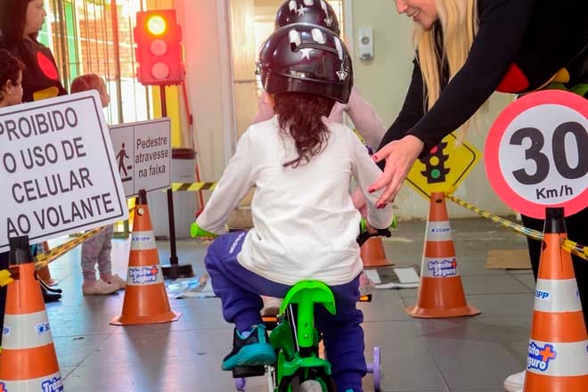 Projeto leva minicidade às escolas e ensina crianças a atravessar a rua com segurança em Canoas