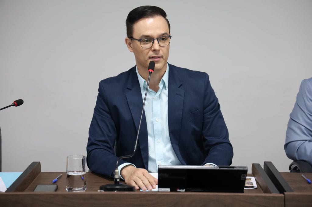 Brochi pede reparo asfáltico na Rua da Prosperidade, Jardim Boer