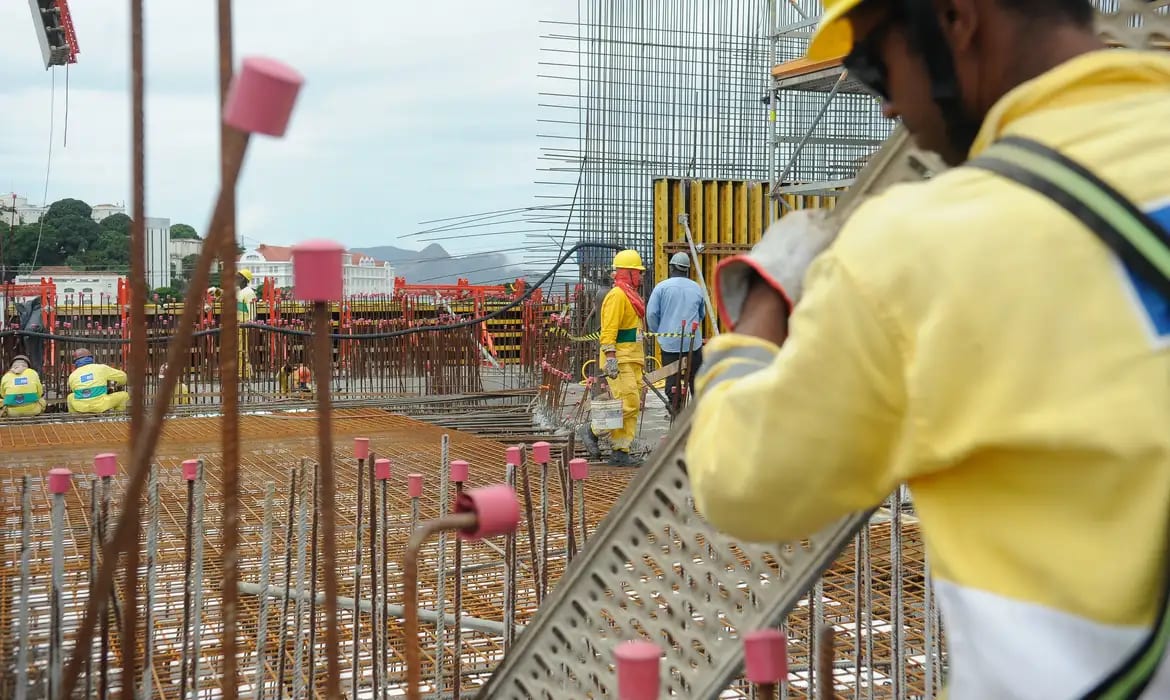 Desemprego cai para 5,2% e Brasil registra menor taxa para o terceiro trimestre em 14 anos