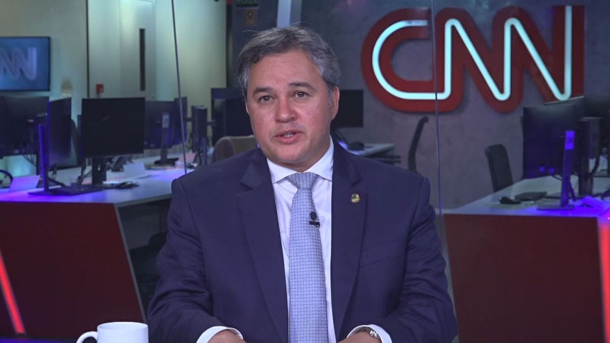 À CNN, Efraim diz que apreensão de passaporte de Flávio é “antidemocrática”