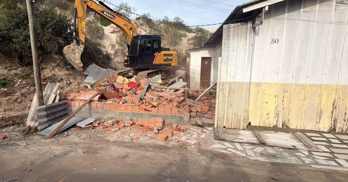 Seis edificações irregulares demolidas nas dunas dos Ingleses, Florianópolis