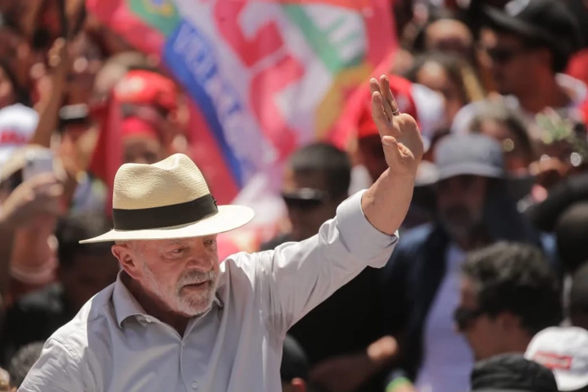 Lula critica uso da bandeira dos EUA em ato político: "Aqui ninguém tasca"