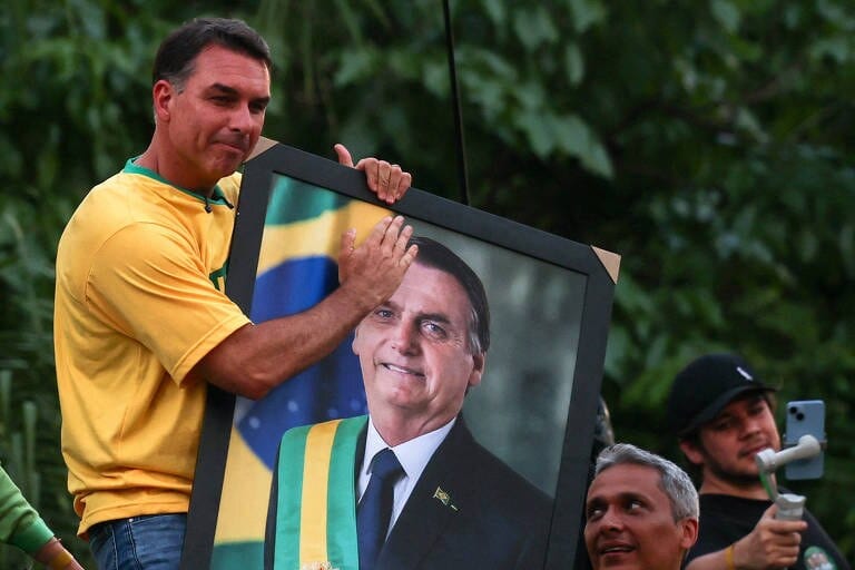 STF Autoriza Retomada de Visitas de Flávio Bolsonaro ao Pai, Mantendo Restrições Políticas