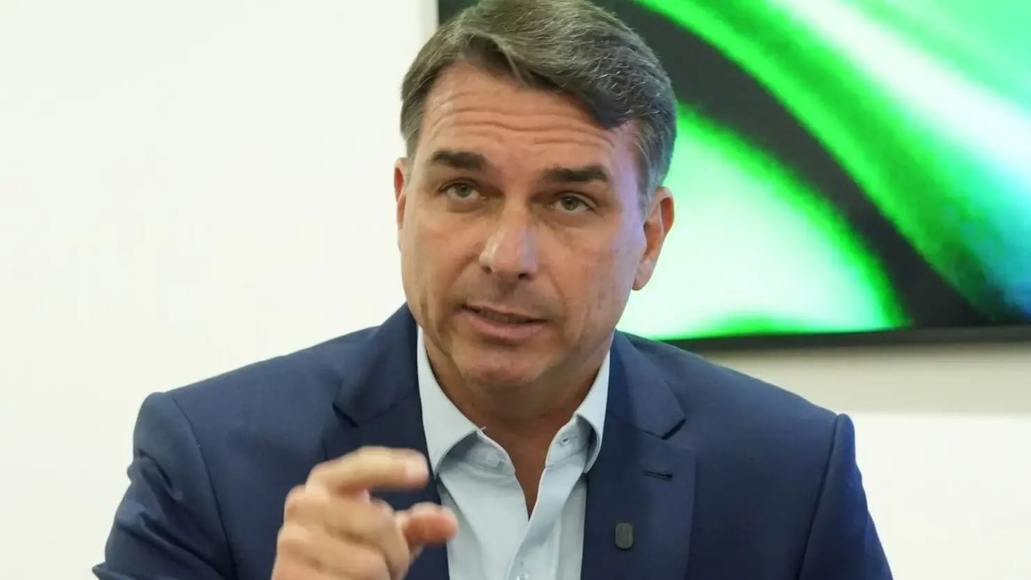 Flávio visita Bolsonaro após três meses e diz sair com a “energia renovada”