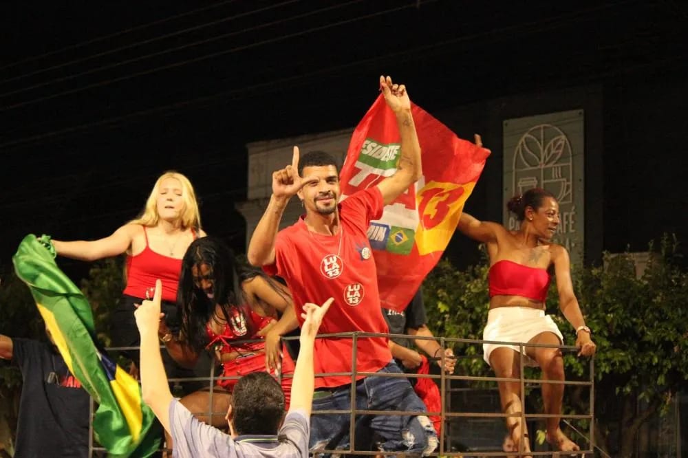 Apoiadores de Lula comemoram vitória nas ruas de Cambará