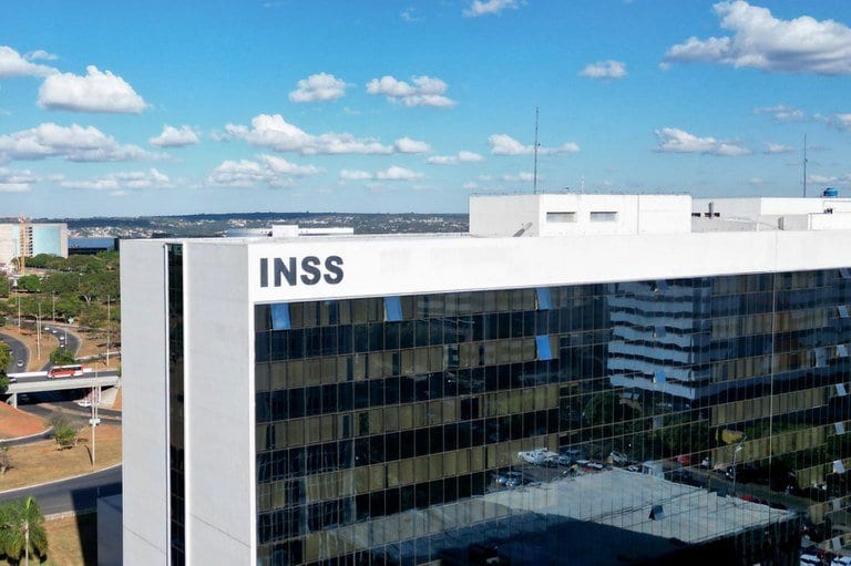 Fila do INSS foi zerada em agosto, anuncia ministro Wolney Queiroz