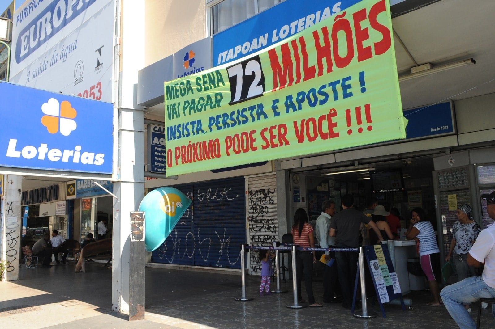 Mega-Sena de R$ 230 milhões é antecipada para sábado; aposta maior rende o triplo