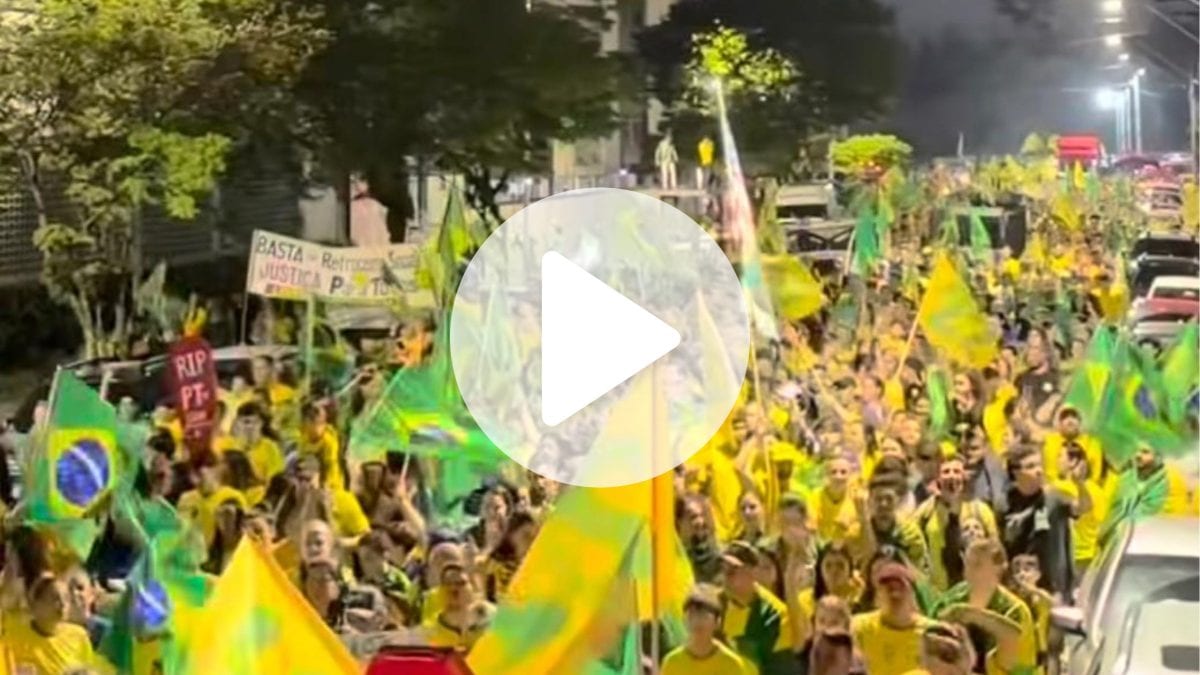 Bloco do 22 reúne apoiadores em caminhada de apoio a Flávio Bolsonaro em Joinville