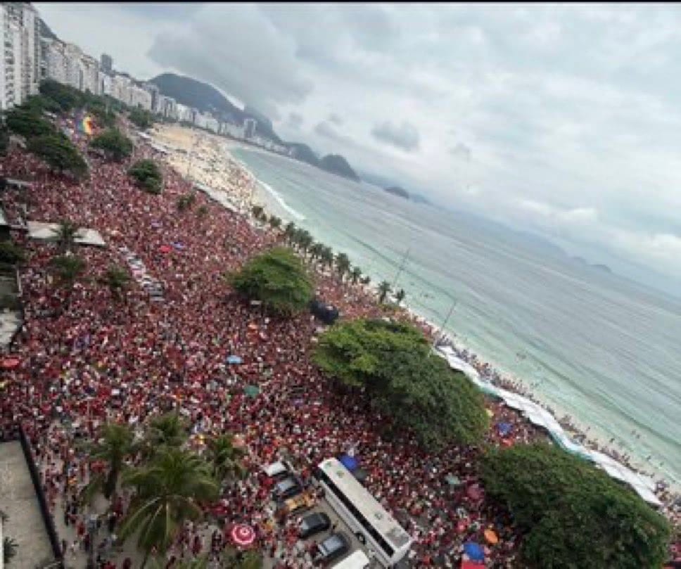 Cariocas ocupam toda orla de Copacabana e a Lapa em ato pró-Lula