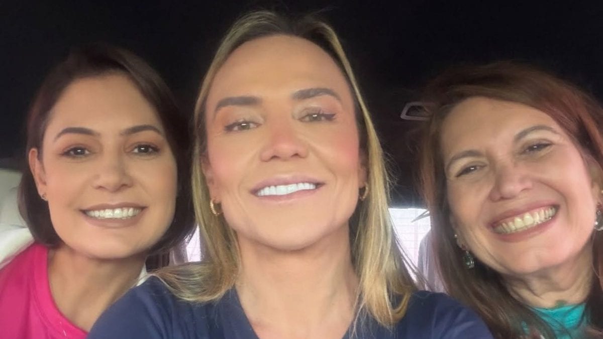 Michelle Bolsonaro posa com Bia Kicis e Celina Leão antes de votar