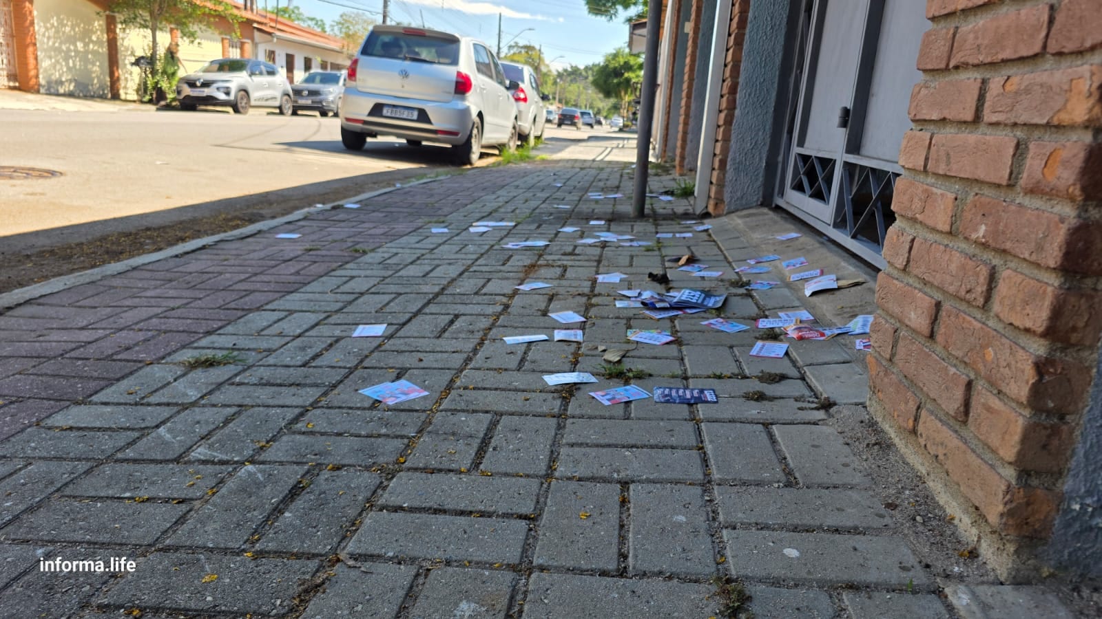 Santinhos aparecem em ruas próximas a colégios eleitorais em São José dos Campos