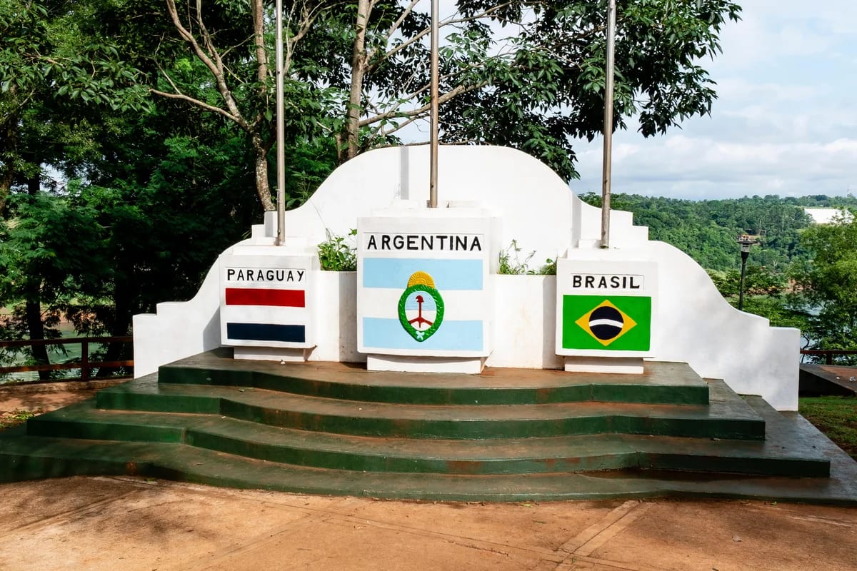 Onde fica Puerto Iguazú, cidade argentina ligada à saída de Flávio Bolsonaro do Brasil