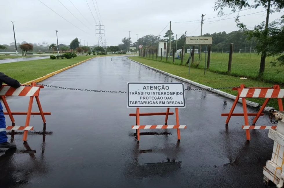 Trecho da Rua Altair Mason é bloqueado durante período de desova das tartarugas em Osório