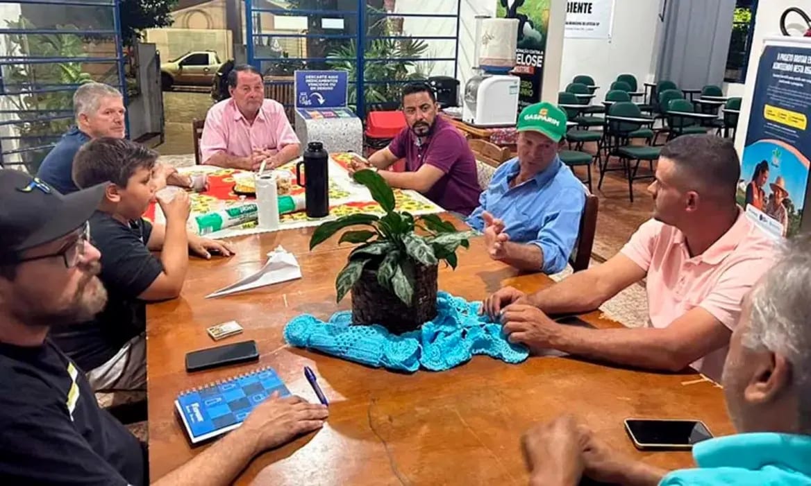Prefeitura de Lutécia adquire plantadeira de mandioca e debate cooperativa