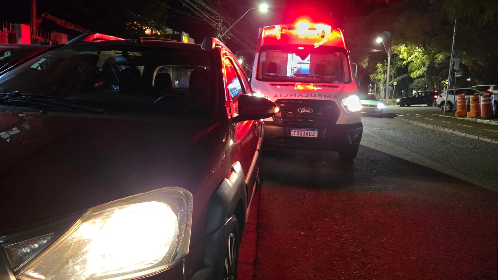 Motorista sofre mal súbito e atinge três veículos estacionados na Avenida Presidente Vargas, em Passo Fundo