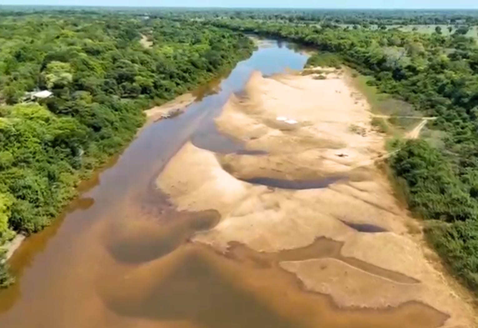 Seca expõe bancos de areia no Rio Javaés, na Ilha do Bananal