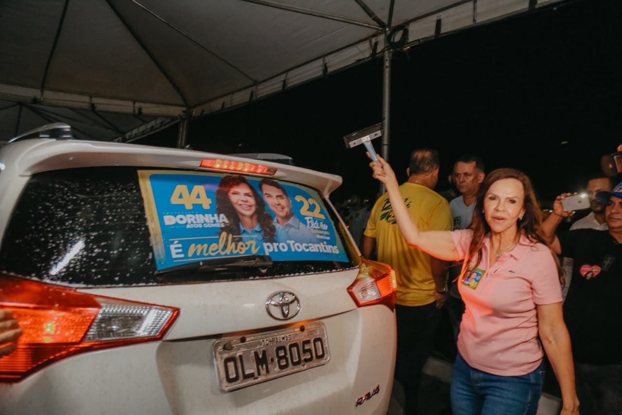 Professora Dorinha adesiva carros com sua imagem e a de Flávio Bolsonaro em Dia D realizado em todo o Tocantins