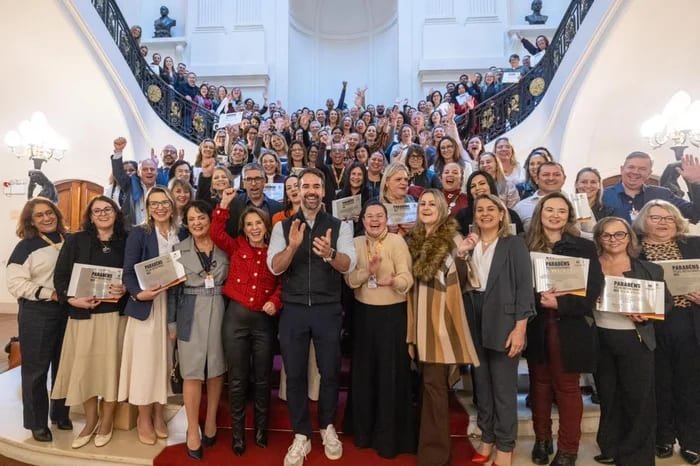 Leite nomeia 5,8 mil professores em plena campanha
