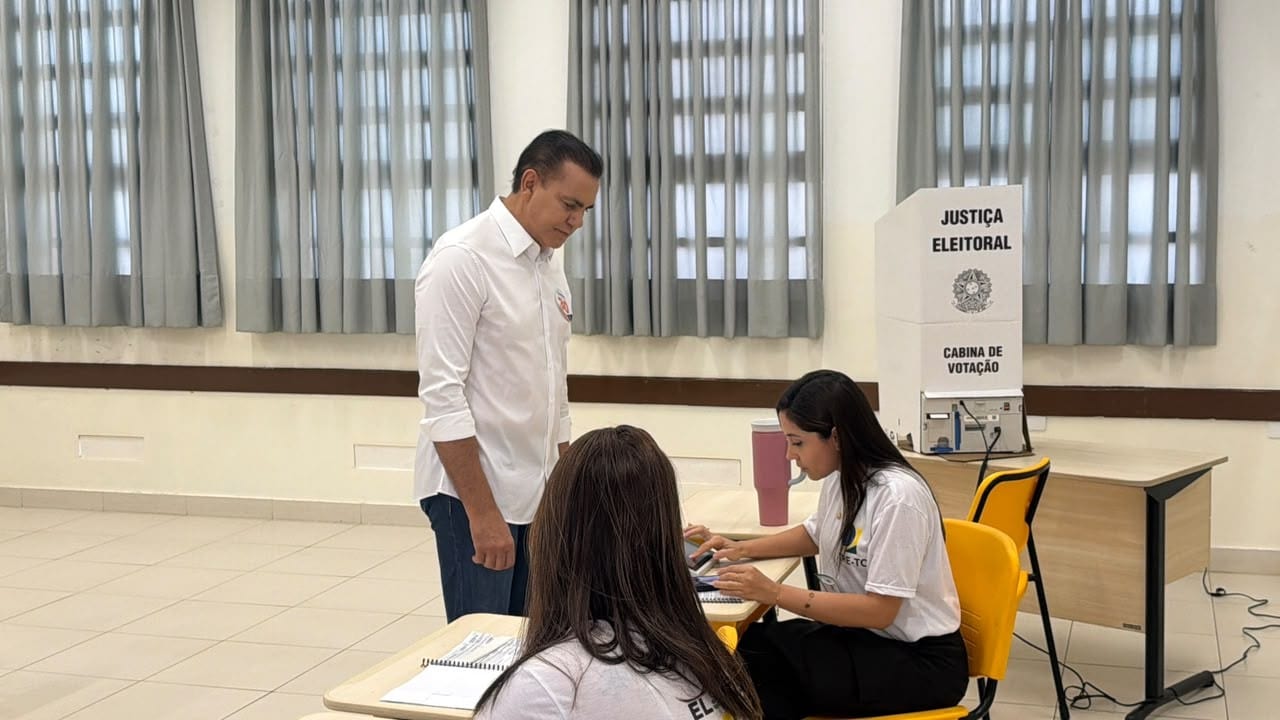 Ataídes (Novo) vota em Palmas e critica desinformação