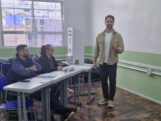 Eduardo Leite vota em Pelotas e pede pacificação do país