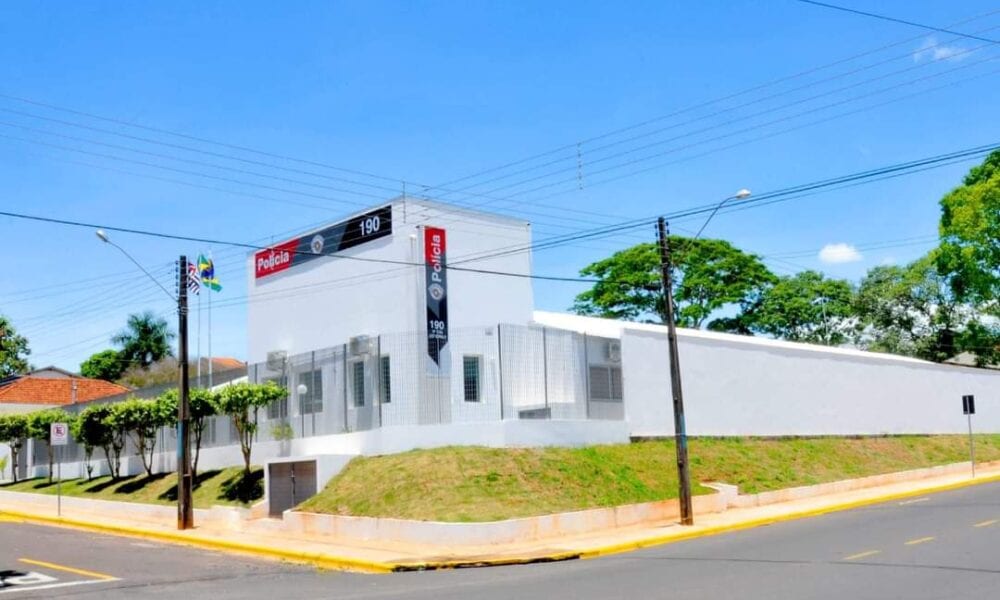Homem vai à base da Polícia Militar armado com facão após suspeitar que celular havia sido clonado