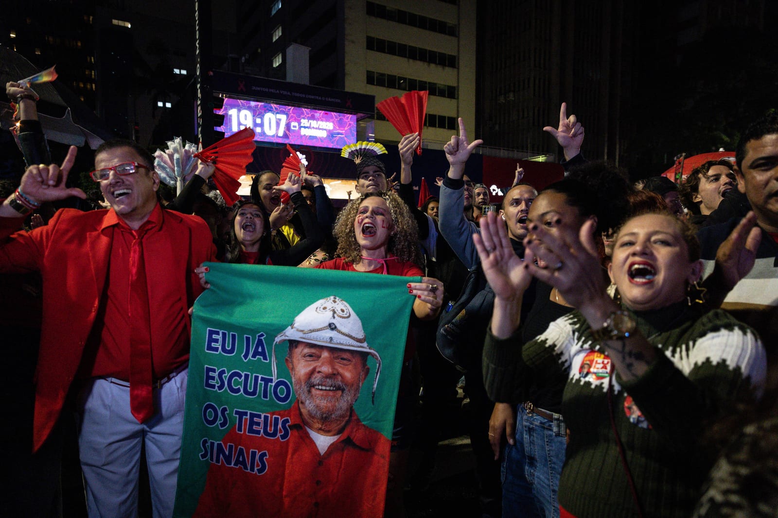 Eleitores de Lula comemoram na avenida Paulista; veja vídeo