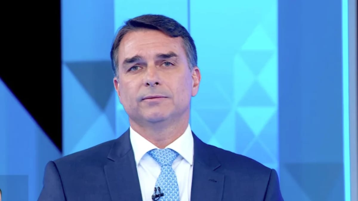 "Seu salário já acabou?": Flávio usa frase anotada em "colinha"