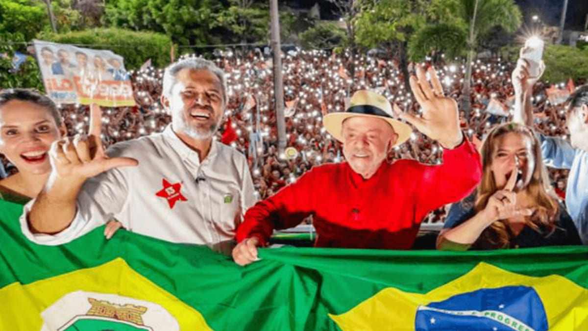 Moradores jogam dinheiro falso em Lula e Elmano em Juazeiro do Norte