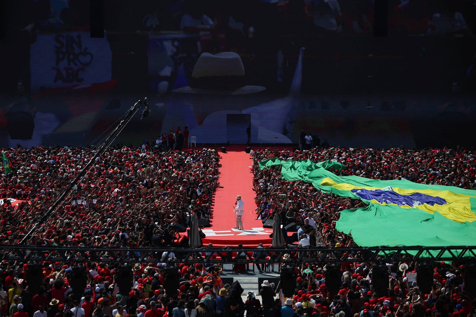No 1º dia de campanha, PT cultua Lula; PL lança Flávio como anti-PT