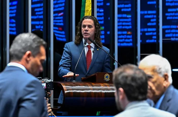 Veneziano comemora aprovação na CCJ da PEC que acaba com a escala 6x1