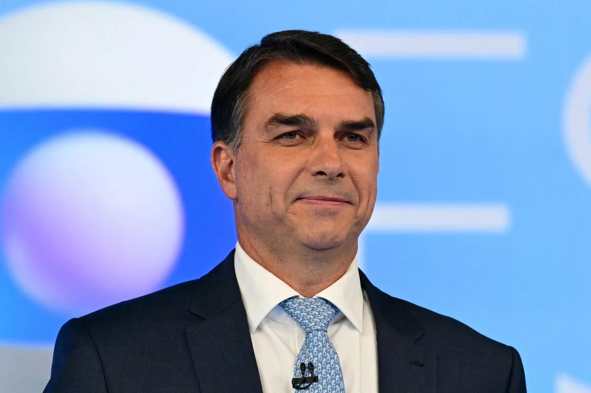 Em entrevista após debate da Globo, Flávio Bolsonaro diz que irá tirar "travas ideológicas" de órgãos ambientais se for