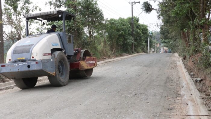 Suzano prepara base para asfalto na rua Alfredo de Almeida, Parque Buenos Aires