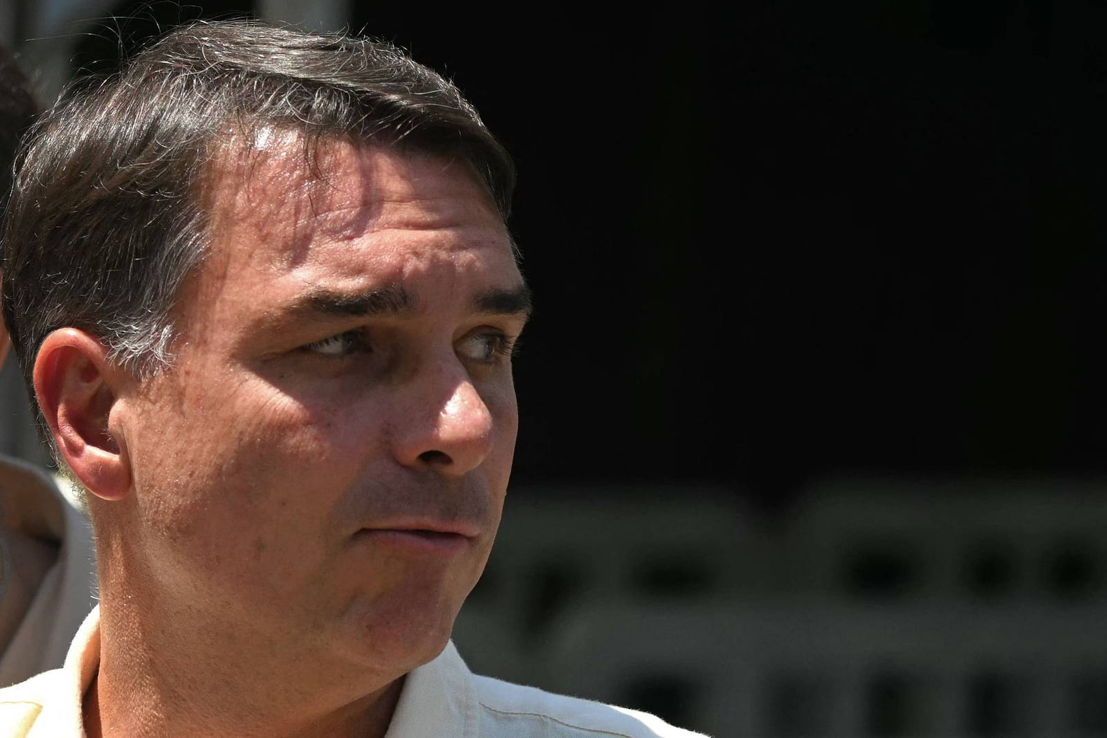 Flávio Bolsonaro desembarca nos EUA após fugir do Brasil, diz jornal