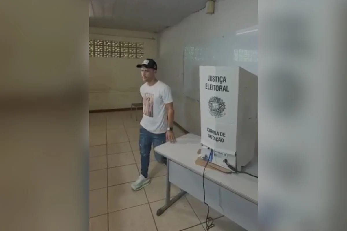 Cleitinho, favorito nas pesquisas, votou em Divinópolis neste domingo