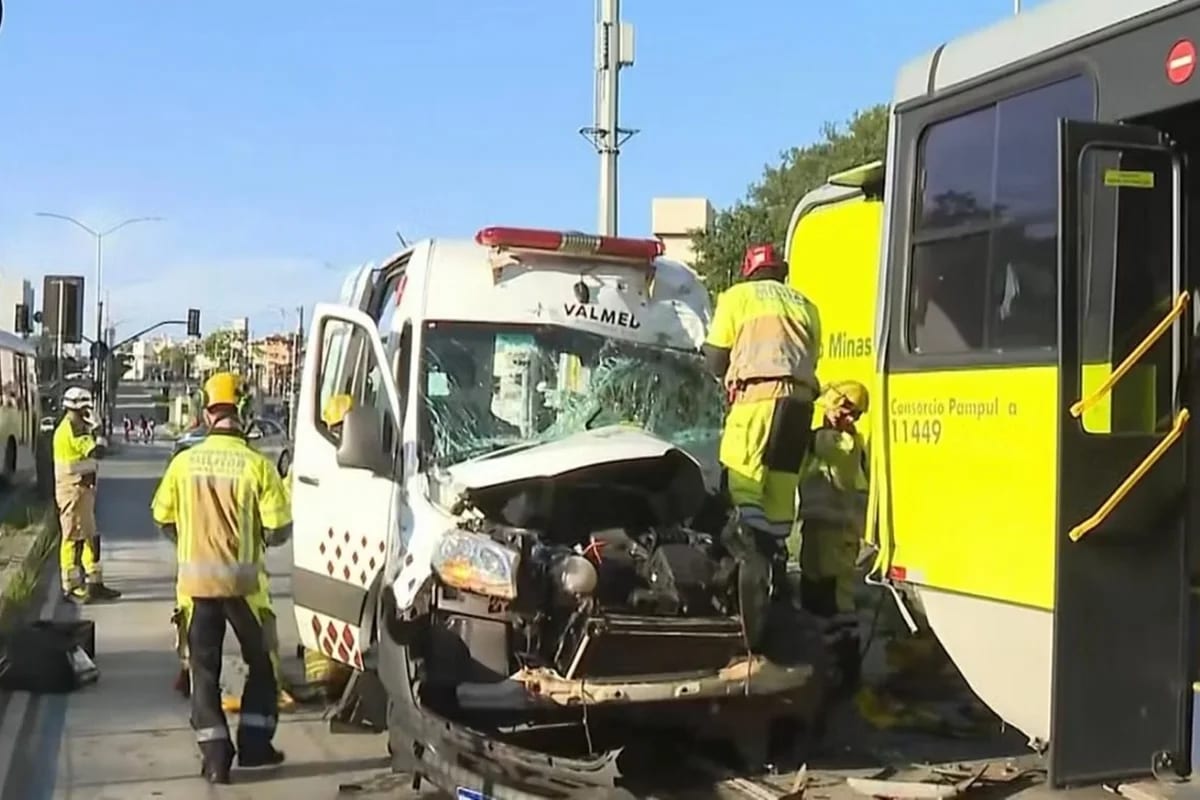 Acidente entre ônibus e ambulância deixa três feridos em BH