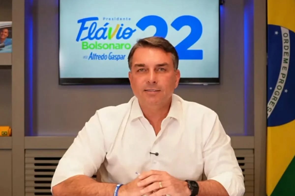 Flávio Bolsonaro lança TV Celular, canal digital 24 horas da campanha