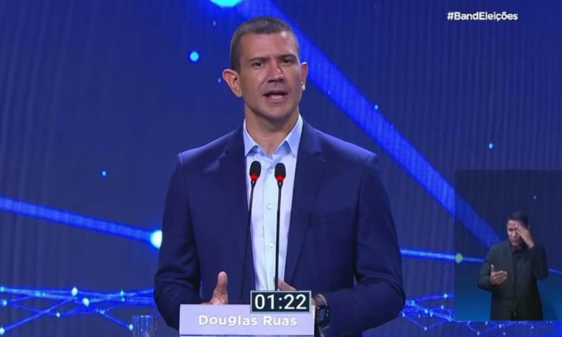 Douglas Ruas defende ações policiais em favelas durante debate no Rio