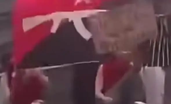 Bandeira com fuzil em ato ligado ao PT provoca repercussão nas redes sociais