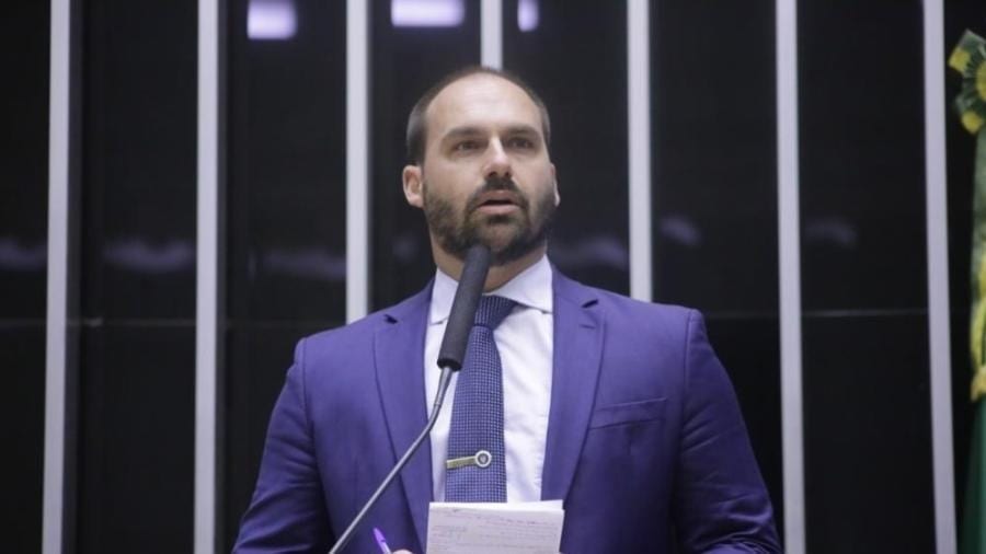Eduardo Bolsonaro questiona a segurança das urnas e diz ser a favor de que Flávio saia do país se perder a eleição